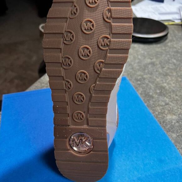 Michael Kors women’s fashion sneakers, lace up, rose gold, women's size 8M, - Picture 7 of 9